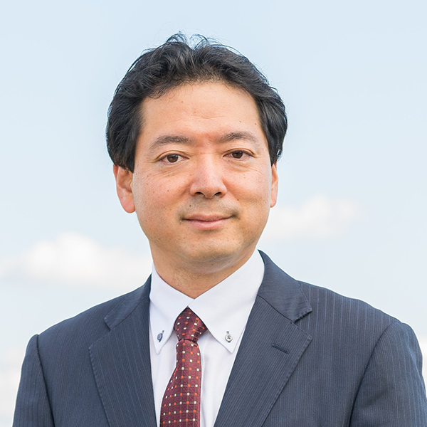 毛受 芳高 氏