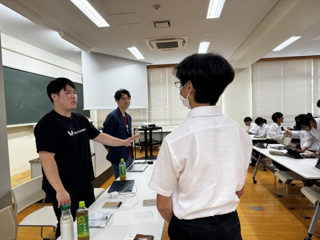 学生とMAKERSゲストの個別交流の様子