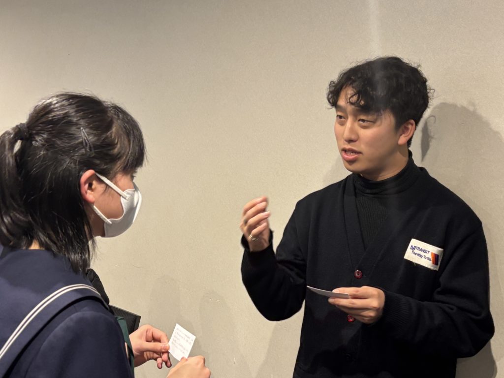 学生とMAKERSゲストの個別交流の様子