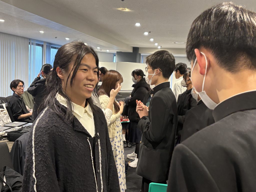 学生とMAKERSゲストの個別交流の様子