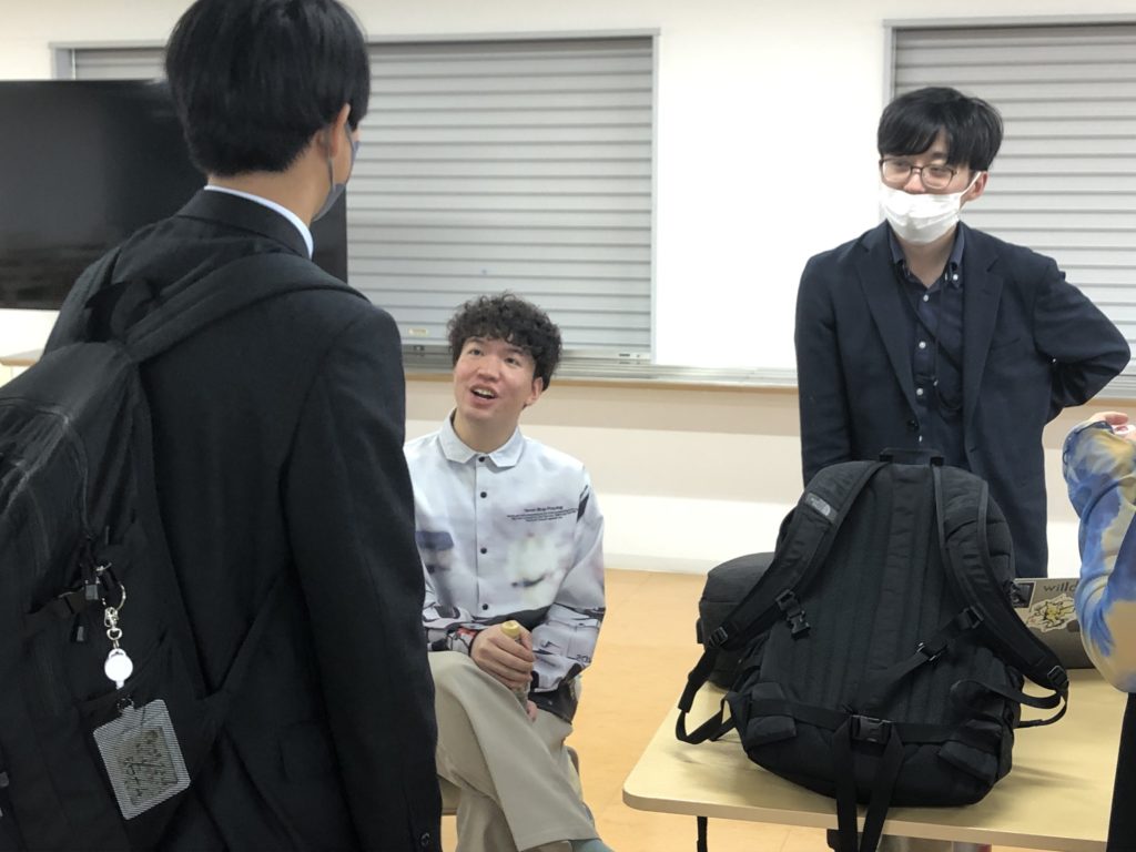 学生とMAKERSゲストの個別交流の様子