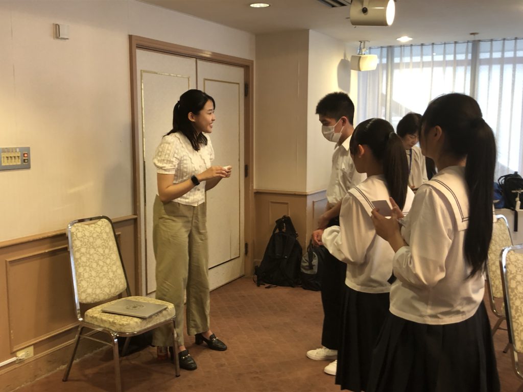 学生とMAKERSゲストの個別交流の様子