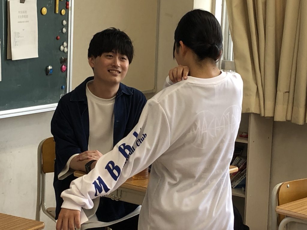 学生とMAKERSゲストの個別交流の様子