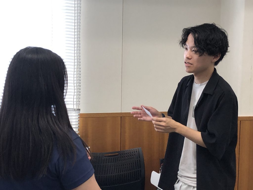 学生とMAKERSゲストの個別交流の様子