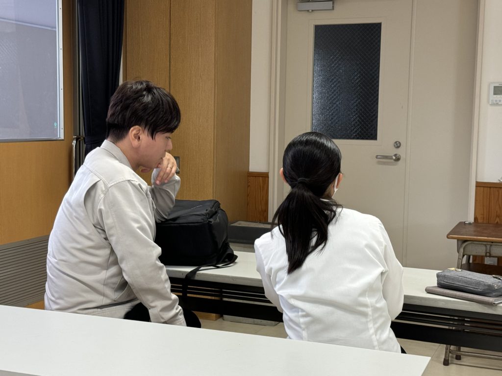 学生とMAKERSゲストの個別交流の様子