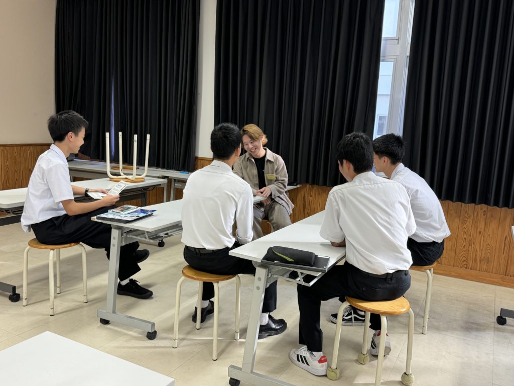 学生とMAKERSゲストの個別交流の様子