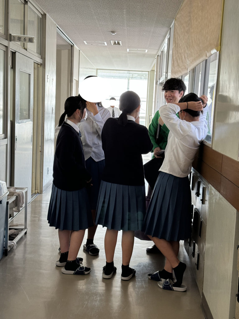 学生とMAKERSゲストの個別交流の様子