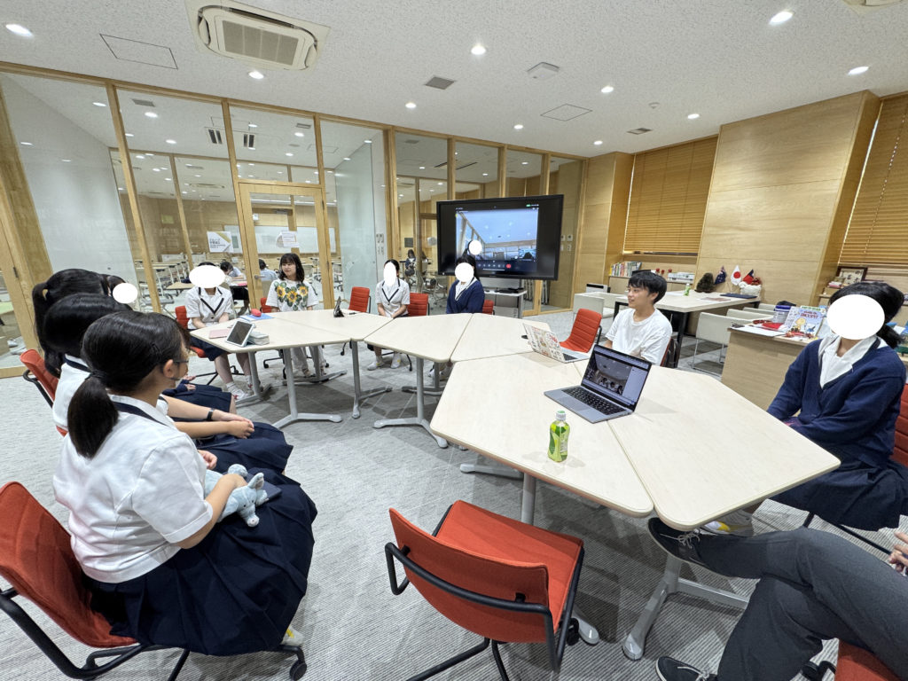 学生とMAKERSゲストの個別交流の様子