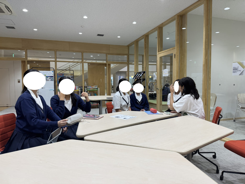 学生とMAKERSゲストの個別交流の様子