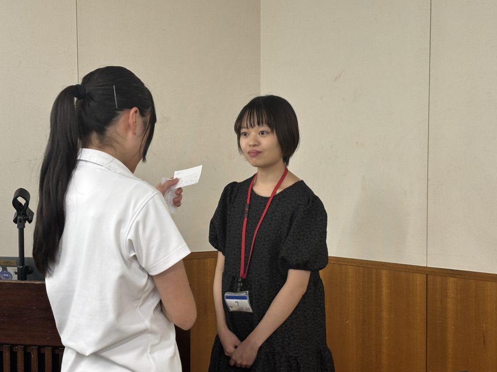 学生とMAKERSゲストの個別交流の様子