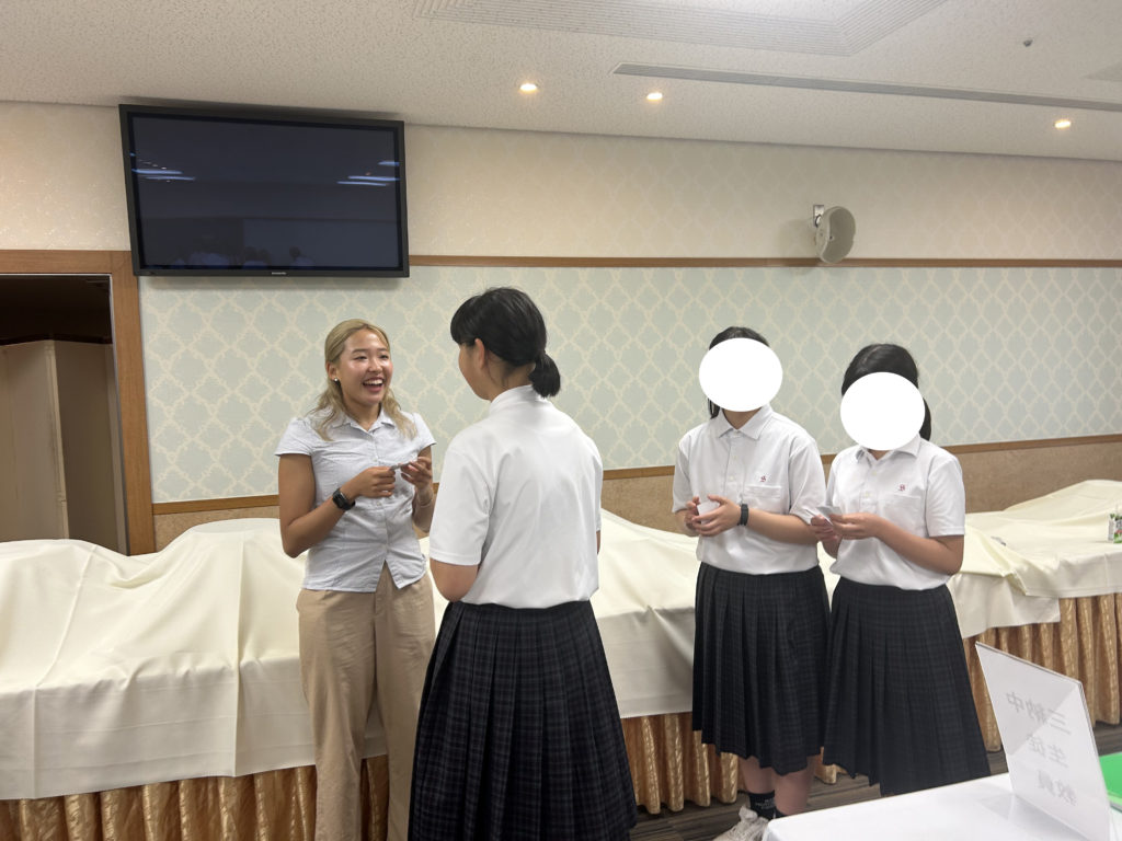 学生とMAKERSゲストの個別交流の様子