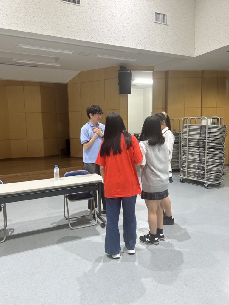 学生とMAKERSゲストの個別交流の様子