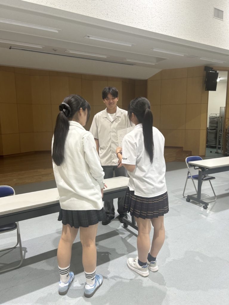 学生とMAKERSゲストの個別交流の様子