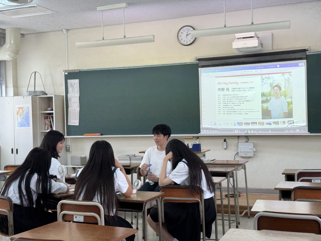 学生とMAKERSゲストの個別交流の様子