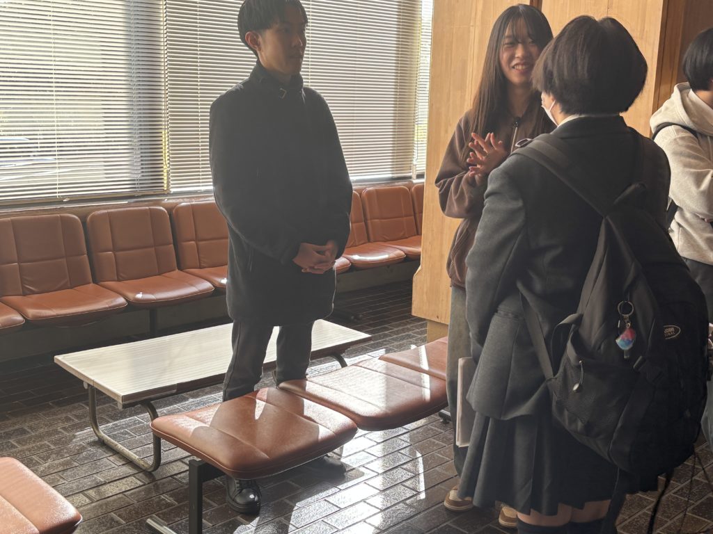 学生とMAKERSゲストの個別交流の様子