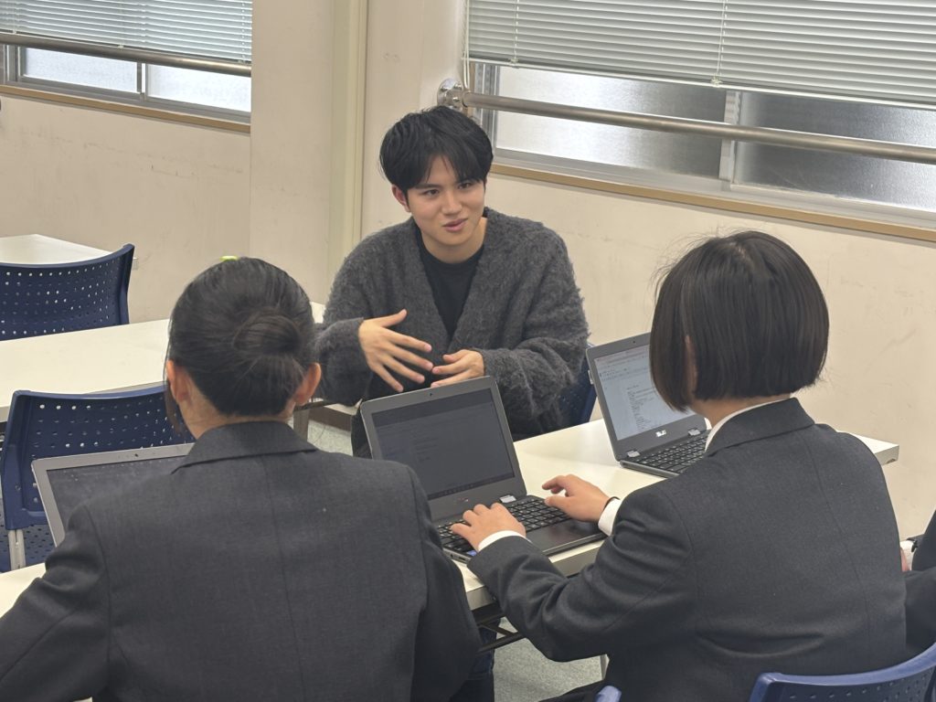 学生とMAKERSゲストの個別交流の様子