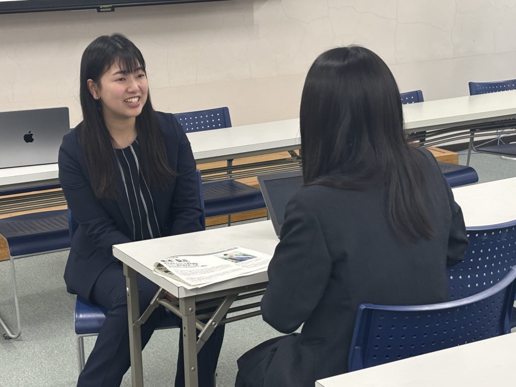 学生とMAKERSゲストの個別交流の様子